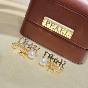 Boucles d'oreilles rétro en perles d'eau douce naturelles avec un design ajouré, boucles d'oreilles en forme de lettre et d'étoile avec des aiguilles d'oreille - Product Image 1