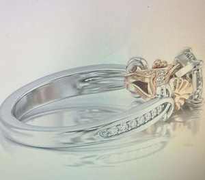 แหวนหมั้นผู้ชายสีทองคำขาวชุบโรเดียมสไตล์ฮิปฮอปประดับเพชรโมอิสซาไนต์เม็ดเดี่ยว - Product Image 1