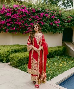 Ensemble prêt-à-porter en faux georgette avec broderie Zari et travail de sequins, comprenant un haut, un pantalon palazzo et un dupatta. - Product Image 2