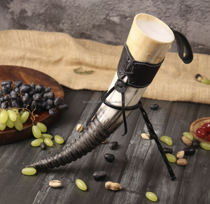 Cuernos para beber grabados con patrón vikingo bellamente elaborados Tiendas de suministros vikingos ideales - Product Image 2