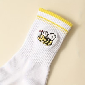 Chaussettes antidérapantes à rayures tricotées avec broderie abeille de haute qualité, logo personnalisé, chaussettes de Pilates lavables, antidérapantes. - Product Image 1