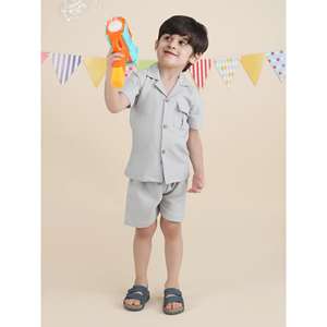 Conjunto de dos piezas Polka Tots de manga corta en color gris. - Product Image 4