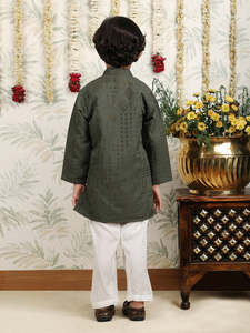 Niño con kurta y pijama tradicionales, de brazos cruzados, fondo festivo con decoración floral, retrato de niño sonriente - Product Image 2