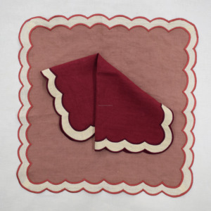 Serviettes carrées en lin brodées, 3 pièces, décoration de table classique faite à la main, beige et rouge avec bord festonné - Product Image 2