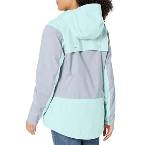 Veste coupe-vent pour femme en tissu vert aqua et gris, légère, active, à capuche, avec poches zippées sécurisées - Product Image 2