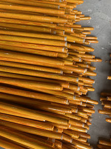 Palo de escoba de madera con cubierta de PVC y acabado de textura de madera-Superficie lisa y colores personalizados disponibles - Product Image 4