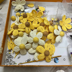 Boucles d'oreilles à breloques florales de style vintage pour femmes, tissées à la main, écologiques, personnalisées, multifonctionnelles, gain de place, motif floral, pour l'été - Product Image 5