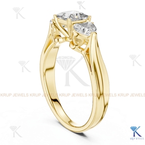 Anillo de Diamantes CVD Cultivados en Laboratorio con 3 Piedras, Corte Princesa y Corazón, Oro Sólido - Product Image 2