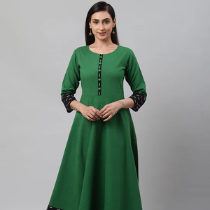 Kurta Anarkali vert en coton flammé uni pour femme, à col rond et manches trois-quarts, conçu pour un style décontracté ethnique mondial - Product Image 1