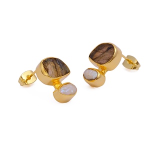 Boucles d'oreilles clous tendance pour femme en labradorite et perle, pierre de naissance de février, en laiton plaqué or, sertie brute, pour mariage et fiançailles - Product Image 5