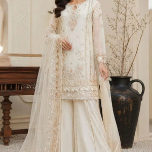 Conjunto de vestido de tres piezas de organza con bordados y adornos dorados - Product Image 1