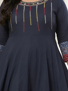 Anarkali Kurta en coton brodé bleu, taille plus, col rond, manches trois quarts, toucher doux, vêtements de cérémonie pour femmes - Product Image 5