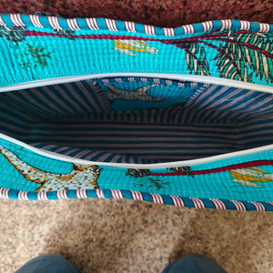 Bolso Tote Acolchado de Algodón Hecho a Mano con Estampado de Palmeras y Animales, Tela de Algodón Puro, Acolchado Kantha, Cierre con Cremallera, Bolso de Hombro - Product Image 5