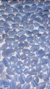 Lot de cabochons en agate bleue à prix de gros – Pierre naturelle de calcédoine rayée en vrac pour bijoux, bagues et pendentifs - Product Image 1