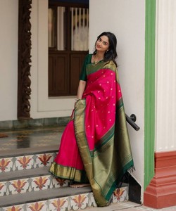 Sari en soie vert clair prêt à être expédié, robe traditionnelle indienne style Banarasi, sari drapé avec motif de bordure pour les cérémonies. - Product Image 1