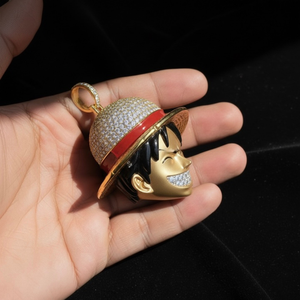 Colgante de moda chapado en oro y plata con diseño de rostro de anime, dije de moissanita para sombrero, joyería llamativa, accesorio de regalo unisex - Product Image 3