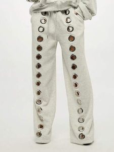 Ensemble 2 pièces pour femme, haut court à capuche noir et pantalon large avec détails anneaux métalliques, streetwear, sweat-shirt tricoté - Product Image 6