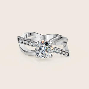 Bague de luxe torsadée avec diamants – Bijoux de mariée d'inspiration vintage avec accents pavés pour femme – Bijoux en diamant - Product Image 1