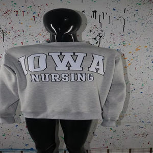 Sweat-shirt à col montant IOWA NURSING 100% BLANC avec broderie appliquée, col large, CLUSH SPORTS - Product Image 1