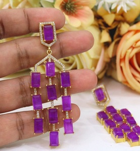 Boucles d'oreilles pendantes en laiton plaqué or de qualité supérieure, tendance et glamour, avec double zircon CZ, pour femmes, pour les soirées et les occasions spéciales - Product Image 2