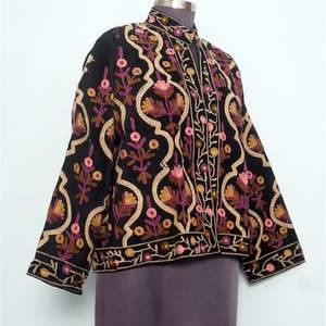 Veste Cotrise matelassée luxueuse brodée à la main, respirante, épaisse, 100% coton, avec des détails floraux complexes, élégance intemporelle - Product Image 4