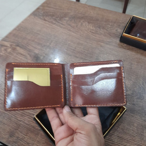 Portefeuille bifold en cuir marron fait main de qualité supérieure pour hommes, conçu avec des emplacements pour cartes et un compartiment pour billets, dans un style élégant et fin. - Product Image 2
