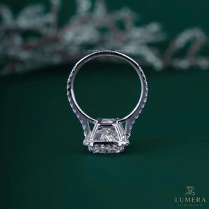 Bague de fiançailles 6.6CTE à taille radiant allongée, diamant de laboratoire couleur D VS1, avec halo et bande pavée, bijou de mariée spectaculaire - Product Image 6