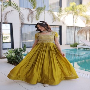 Vestido de Diseñador VASTRA COTTAGE con Lentejuelas, Bordado Zari, Cuello Cuadrado, Algodón, Forro Completo, Vestido Largo de Fiesta para Mujer - Product Image 3