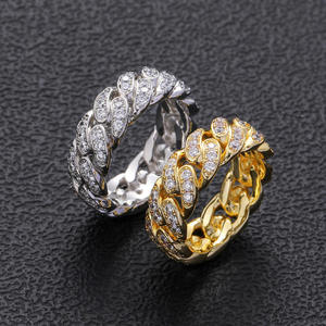 Anillo de diamante moissanita hecho a mano con engaste de cuatro puntas para joyería nupcial disponible a un precio razonable desde India. - Product Image 4