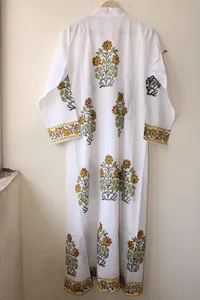 Elegante Vestido Largo Maxi Boho Blanco con Estampado Floral, Hecho a Mano en Algodón, con Cuello en V y Estampado Étnico - Product Image 2