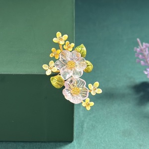 Broche vintage florale en cristal d'améthyste, fleur de jacinthe en cuivre plaqué or, épingle de revers, bijoux Vefiery, broches artisanales - Product Image 1
