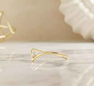 Anillo de Boda Minimalista en Forma de V con Corte Redondo de Moissanita, Anillo Curvo de Plata 925 Original con Baño de Oro para Mujer, Joyería de Boda - Product Image 3