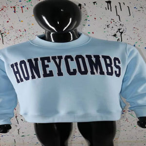 Sudadera HONEYCOMBS SKY BLUE con cuello alto, 100% negra, con apliques bordados, cuello ancho, hilos finos - Product Image 1