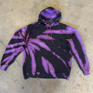 ชุดวอร์มสีม่วงแบบ Tie Dye ของ SHY SPORTS รุ่นสั่งทำพิเศษ (OEM) พร้อมเสื้อฮู้ดแบบ Pullover ลวดลาย Spiral Bleach Wash และกางเกงจ็อกเกอร์แบบ Cuffed ผ้าฟลีซ ชุดสองชิ้น - Product Image 2