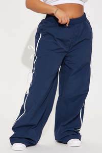 Pantalon large imperméable en nylon bleu marine avec taille élastique, détail nœud latéral et rayures contrastées pour femme - Fournisseur OEM - Product Image 6