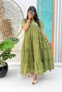 Robe midi élégante pour l'été, ornée de cœurs partout sur le devant, avec une ligne de décolleté qui sublime la silhouette. - Product Image 3