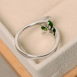 Anillo de Plata 925 con Piedra de Circonita Cúbica Verde de 5 mm con Corte Redondo y Banda Cruzada con Moissanita de Corte Redondo Lateral, Regalo Ideal para Novias - Product Image 4