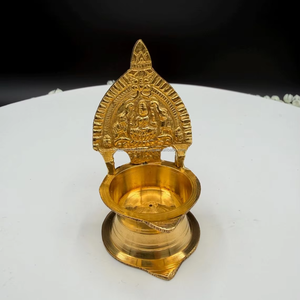 Lampe à huile traditionnelle artisanale en laiton massif plaqué or, style art populaire Lakshmi Diya, pour la décoration de la maison, du temple, des Puja et des festivals - Product Image 1