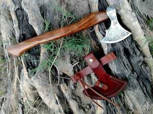 Hacha Tomahawk Hecha a Mano de Acero al Carbono de Grado Industrial con Mango de Madera de Palisandro Personalizado, Garantía de 3 Años, Personalizable para Camping - Product Image 4