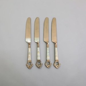 Ensemble de couteaux vintage en or avec manches en nacre pour la mise en table - Product Image 3