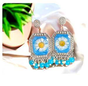 Boucles d'oreilles tendance faites à la main en résine époxy avec fleurs séchées, en métal plaqué argent, style Jhumka, pendantes florales, bijoux ethniques bohèmes vintage - Product Image 3
