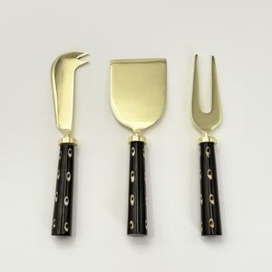 Cuchillo y Tenedor para Queso de Acero Inoxidable de Primera Calidad con Mango Largo de Resina y Recubrimiento PVD Dorado, Ecológico, Moderno y de Lujo para Bodas - Product Image 3