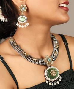 ชุดสร้อยคอทองเหลืองทำมือสองสีแบบออกซิไดซ์พร้อมต่างหูหยดน้ำมุกและออนิกซ์ - ของขวัญวันครบรอบแต่งงานสไตล์โบฮีเมียน - Product Image 1