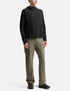 Sudadera con Capucha Negra para Hombre, Cierre Diagonal, Corte Regular, 100% Poliéster, Estilo Minimalista, Deportiva, para Otoño - Product Image 3