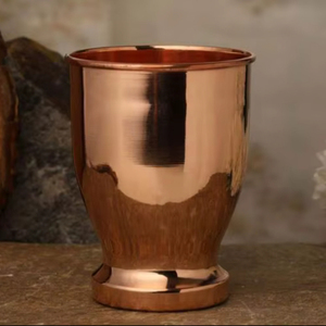 แก้วน้ำทองแดงแท้ทรงแคมปา ตีขึ้นรูปด้วยมือโดยช่างฝีมือผู้เชี่ยวชาญ เป็นมิตรต่อสิ่งแวดล้อม ใช้กับเครื่องล้างจานได้ เหมาะสำหรับไวน์และเบียร์ - Product Image 1