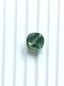 Piedra de turmalina verde natural de 11.77 quilates con corte cojín para la elaboración de joyería fina. - Product Image 5