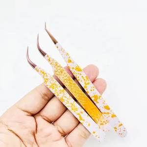 Pinces à cils de précision en acier inoxydable avec poignées à motifs jaunes, pointe lisse pour une application détaillée - Product Image 1