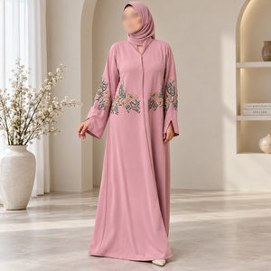 Robe Abaya rose élégante avec broderie florale et manches évasées |   Tenue musulmane modeste et longue pour les occasions quotidiennes élégantes - Product Image 2