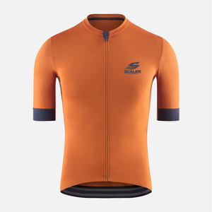 Maillot de cyclisme personnalisé haute performance en tissu respirant pour les professionnels, avec un design confortable et ajusté. - Product Image 1
