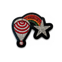 Insignia Bordada con Monograma de Oro y Cuentas en Forma de Escudo para Uniformes y Ropa de Moda Personalizados